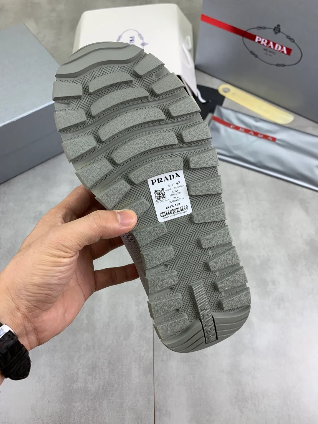 Men's shoes 💰P560💰[New model] Flying weave series (summer must-have) is now available on the official website, 🆘 Trendy brand (Prada) mainly promotes popular models, avant-garde and versatile fashionable men's shoes, private version molding, cowhide surface splicing 1:1.. Simple fashion, original imported cowhide lining and cowhide feet; the atmosphere and personality are more fashionable, eye-catching and pursuing class. It will subvert the old idea and be a must-have for fashion trendsetters with you! Must keep it for yourself! High-end comfort and low-end, high-end quality workmanship. Size: 38-45 6️⃣colors available.